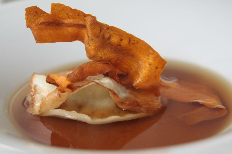 Masové consommé s raviolou